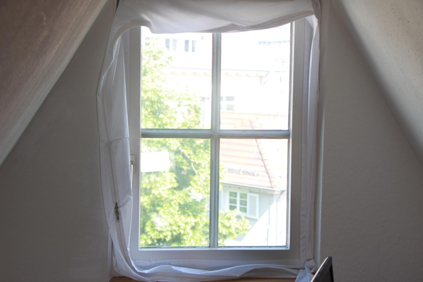 Die Fensterabdichtung ist ordnungsgemäß am Fenster angebracht und das Fenster schließt gut.